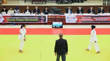 Para Atlet judo bertanding pada cabang olahraga Judo Porprov XII NTB 2026 di Auditorium IPDN Regional NTB, Lombok Tengah, usai pembukaan resmi. Pertandingan menjadi bagian dari perebutan medali sekaligus ajang seleksi atlet menuju PON XXII NTB-NTT 2028.