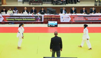 Atlet judo bertanding pada cabang olahraga Judo Porprov XII NTB 2026 di Auditorium IPDN Regional NTB, Lombok Tengah.