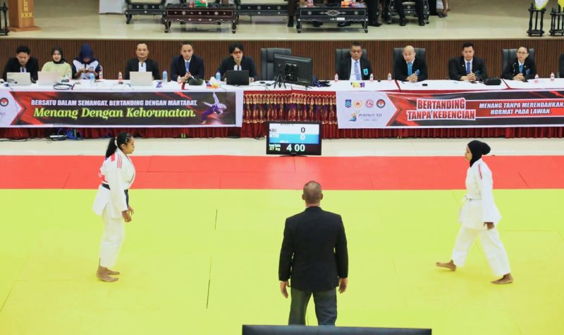 Para Atlet judo bertanding pada cabang olahraga Judo Porprov XII NTB 2026 di Auditorium IPDN Regional NTB, Lombok Tengah, usai pembukaan resmi. Pertandingan menjadi bagian dari perebutan medali sekaligus ajang seleksi atlet menuju PON XXII NTB-NTT 2028.