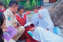 Sejumlah siswi sekolah dasar (SD) mengikuti kegiatan membaca buku di taman sekolah dengan pendampingan seorang guru. Hal ini menggambarkan upaya meningkatkan akses dan kualitas Pendidikan bagi anak-anak sebagai bagian dari pengurangan angka Anak Tidak Sekolah (ATS) di Lombok Barat.