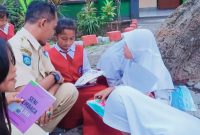 Sejumlah siswi sekolah dasar (SD) mengikuti kegiatan membaca buku di taman sekolah dengan pendampingan seorang guru. Hal ini menggambarkan upaya meningkatkan akses dan kualitas Pendidikan bagi anak-anak sebagai bagian dari pengurangan angka Anak Tidak Sekolah (ATS) di Lombok Barat.