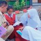 Sejumlah siswi sekolah dasar (SD) mengikuti kegiatan membaca buku di taman sekolah dengan pendampingan seorang guru. Hal ini menggambarkan upaya meningkatkan akses dan kualitas Pendidikan bagi anak-anak sebagai bagian dari pengurangan angka Anak Tidak Sekolah (ATS) di Lombok Barat.
