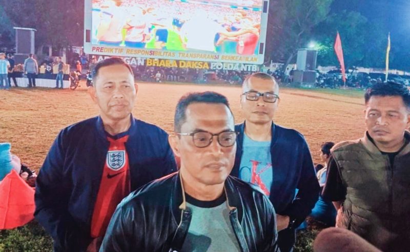 Kapolda NTB Irjen Pol. Kalingga Rendra Raharja didampingi Wakapolda NTB dan Pejabat Utama (PJU) Polda NTB menghadiri kegiatan nonton bareng (nobar) Semifinal Piala Dunia 2026 bersama masyarakat di Lapangan Bhara Daksa Mapolda NTB, Mataram.