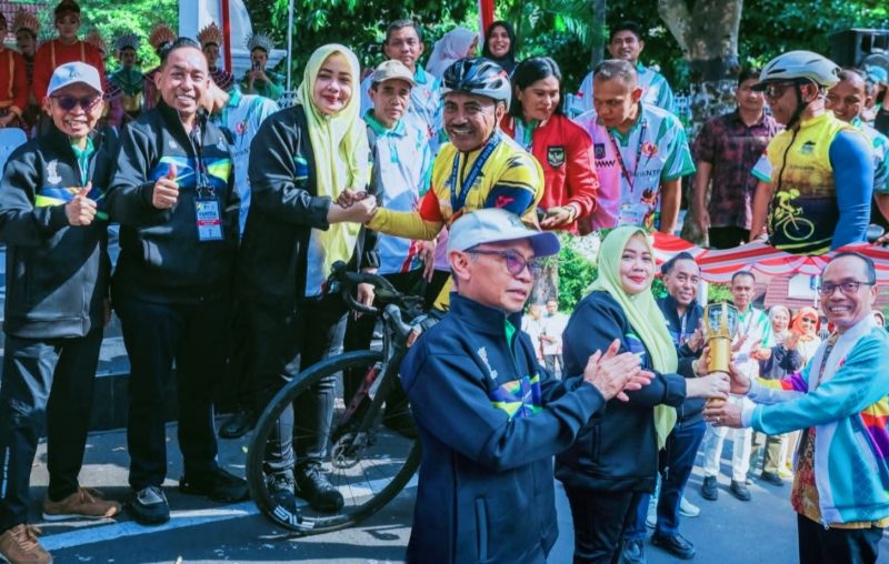 Api Obor Porprov XII NTB 2026 tiba di Kota Mataram setelah menempuh perjalanan dari Kota Bima dan diterima oleh Wakil Gubernur NTB Hj. Indah Dhamayanti Putri, Ketua KONI NTB H. Mori Hanafi, Sekretaris Daerah NTB Abul Chair, serta jajaran Forkopimda