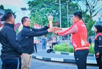 Gubernur NTB Dr. H. Lalu Muhamad Iqbal didampingi Wakil Gubernur NTB Hj. Indah Dhamayanti Putri, Ketua KONI NTB H. Mori Hanafi, serta jajaran Forkopimda menerima Api Obor Porprov XII NTB 2026 pada seremoni pembukaan di Lapangan Bumi Gora, Mataram, Kamis (17/7/2026).