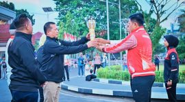 Gubernur NTB Dr. H. Lalu Muhamad Iqbal didampingi Wakil Gubernur NTB Hj. Indah Dhamayanti Putri, Ketua KONI NTB H. Mori Hanafi, serta jajaran Forkopimda menerima Api Obor Porprov XII NTB 2026 pada seremoni pembukaan di Lapangan Bumi Gora, Mataram, Kamis (17/7/2026).