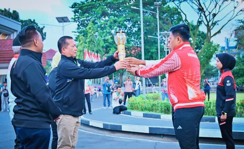 Gubernur NTB Dr. H. Lalu Muhamad Iqbal didampingi Wakil Gubernur NTB Hj. Indah Dhamayanti Putri, Ketua KONI NTB H. Mori Hanafi, serta jajaran Forkopimda menerima Api Obor Porprov XII NTB 2026 pada seremoni pembukaan di Lapangan Bumi Gora, Mataram, Kamis (17/7/2026).