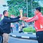 Gubernur NTB Dr. H. Lalu Muhamad Iqbal didampingi Wakil Gubernur NTB Hj. Indah Dhamayanti Putri, Ketua KONI NTB H. Mori Hanafi, serta jajaran Forkopimda menerima Api Obor Porprov XII NTB 2026 pada seremoni pembukaan di Lapangan Bumi Gora, Mataram, Kamis (17/7/2026).