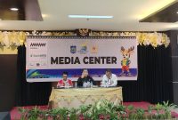Ketua KONI NTB H. Mori Hanafi didampingi Sekretaris KONI NTB Nurhaedin dan perwakilan Dispora NTB Agus Sukmayadi saat konferensi pers Porprov XII NTB 2026 di Media Center Hotel Grand Madani, Mataram.