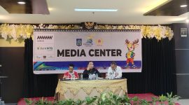 Ketua KONI NTB H. Mori Hanafi didampingi Sekretaris KONI NTB Nurhaedin dan perwakilan Dispora NTB Agus Sukmayadi saat konferensi pers Porprov XII NTB 2026 di Media Center Hotel Grand Madani, Mataram.