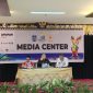 Ketua KONI NTB H. Mori Hanafi didampingi Sekretaris KONI NTB Nurhaedin dan perwakilan Dispora NTB Agus Sukmayadi saat konferensi pers Porprov XII NTB 2026 di Media Center Hotel Grand Madani, Mataram.
