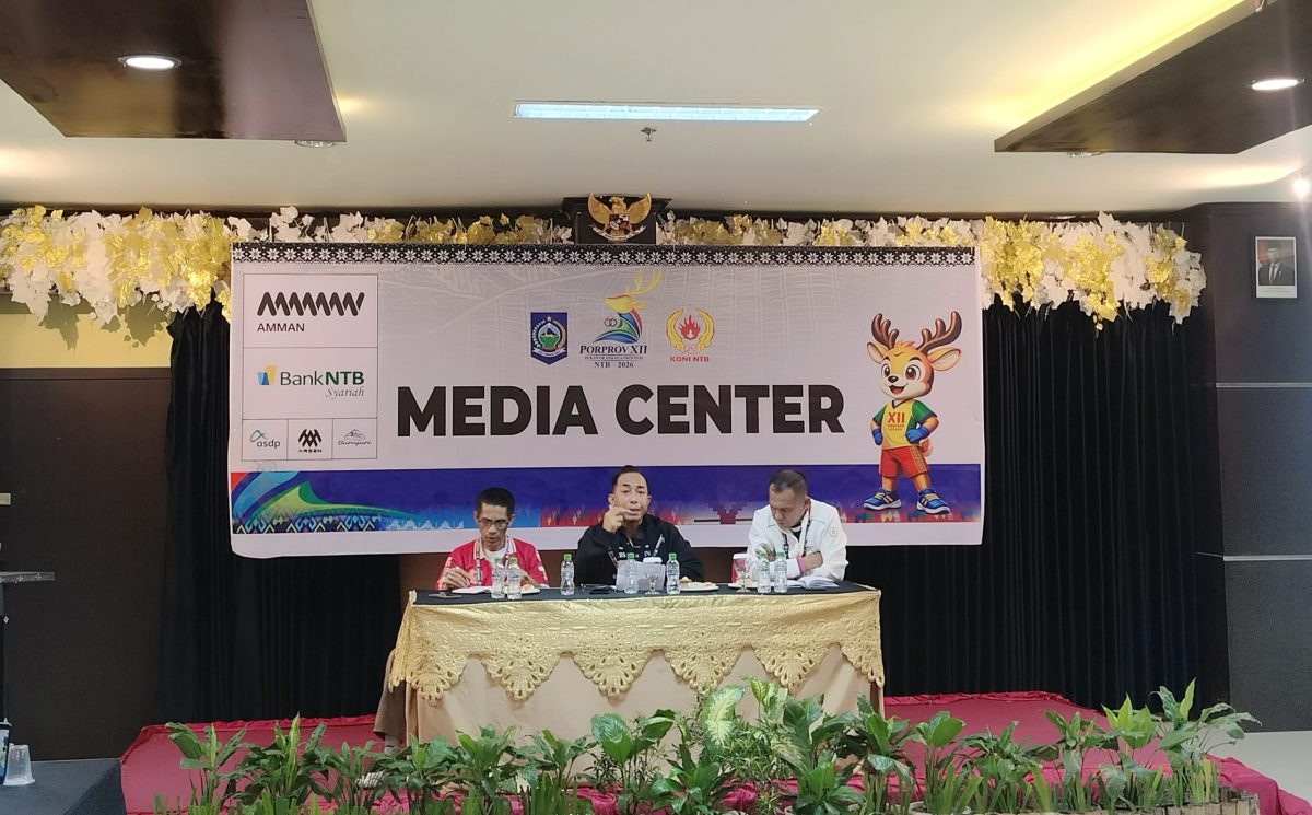 Ketua KONI NTB H. Mori Hanafi didampingi Sekretaris KONI NTB Nurhaedin dan perwakilan Dispora NTB Agus Sukmayadi saat konferensi pers Porprov XII NTB 2026 di Media Center Hotel Grand Madani, Mataram.