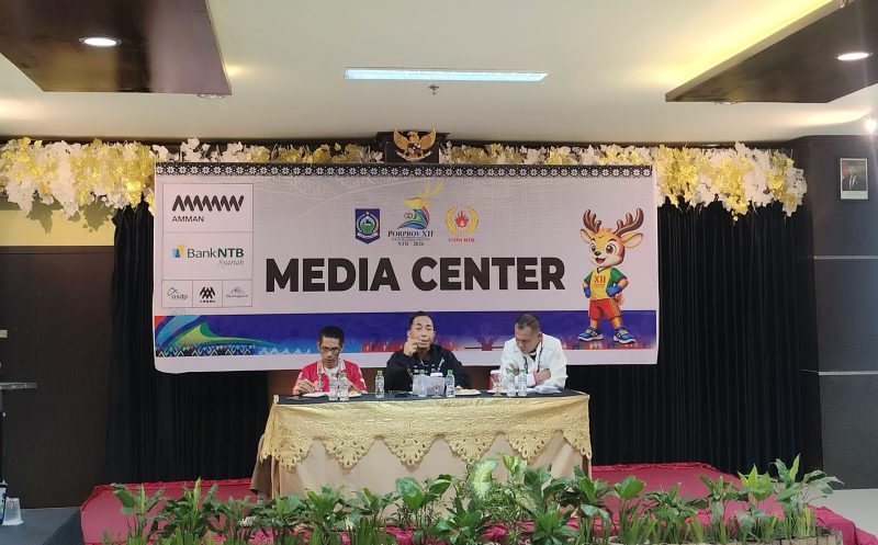 Ketua KONI NTB H. Mori Hanafi didampingi Sekretaris KONI NTB Nurhaedin dan perwakilan Dispora NTB Agus Sukmayadi saat konferensi pers Porprov XII NTB 2026 di Media Center Hotel Grand Madani, Mataram.