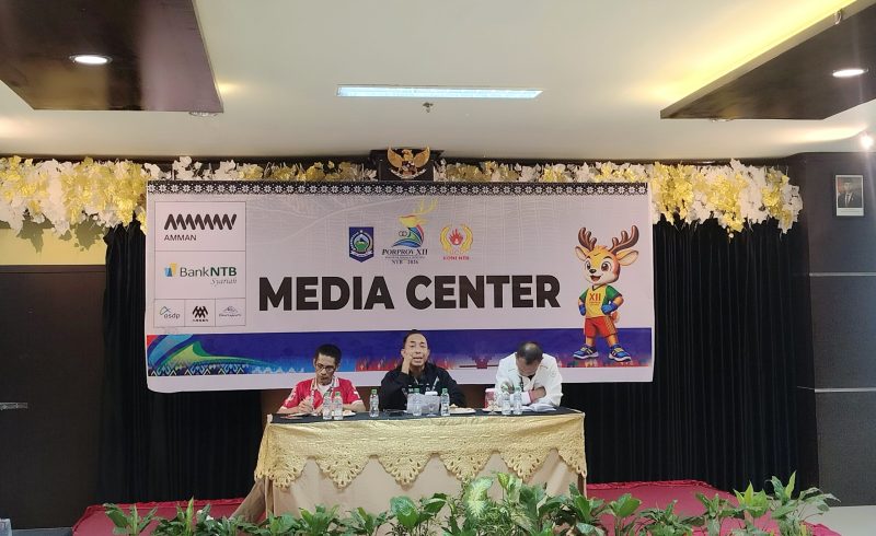 Ketua KONI NTB H. Mori Hanafi menyampaikan proyeksi dampak ekonomi Porprov XII NTB 2026 yang diperkirakan mencapai Rp100 miliar dengan okupansi sekitar 4.200 kamar hotel saat konferensi pers di Media Center Porprov XII NTB, Hotel Grand Madani, Mataram.