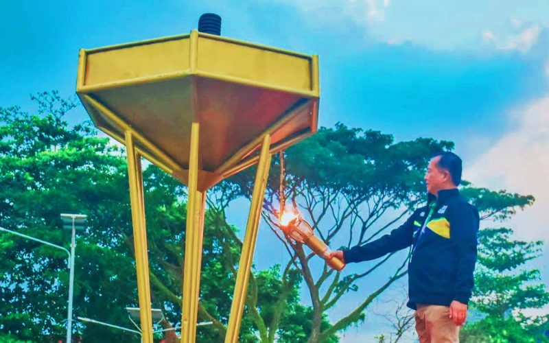 Gubernur NTB Dr. H. Lalu Muhamad Iqbal menyalakan api menggunakan api obor sebagai tanda resmi dibukanya Pekan Olahraga Provinsi (Porprov) XII NTB 2026 di Lapangan Bumi Gora, Kompleks Kantor Gubernur NTB, Mataram.