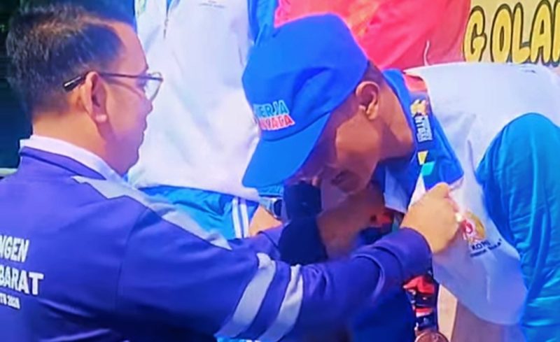 Anggota DPRD Kabupaten Lombok Barat Dr. Syamsuriansyah Sadakah mewakili Ketua KONI Lombok Barat mengalungkan medali kepada para juara cabang olahraga Aeromodeling pada ajang Porprov XII NTB 2026 di LANUD ZAM, eks Bandara Selaparang, Mataram.