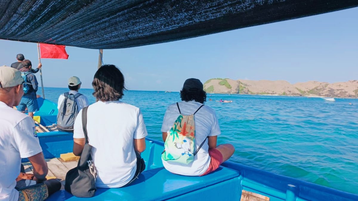 Dewan juri PSOI NTB melakukan penilaian saat para atlet bertanding pada cabang olahraga selancar Porprov XII NTB 2026 di Pantai Tanjung Aan dan Pantai Seger, Lombok Tengah.
