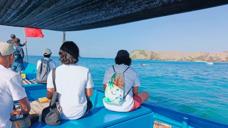Dewan juri PSOI NTB melakukan penilaian saat para atlet bertanding pada cabang olahraga selancar Porprov XII NTB 2026 di Pantai Tanjung Aan dan Pantai Seger, Lombok Tengah.