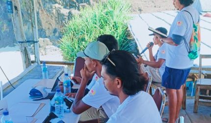 Juri PSOI NTB melakukan penilaian saat lomba selancar Porprov XII NTB 2026 di Pantai Tanjung Aan, Lombok Tengah.