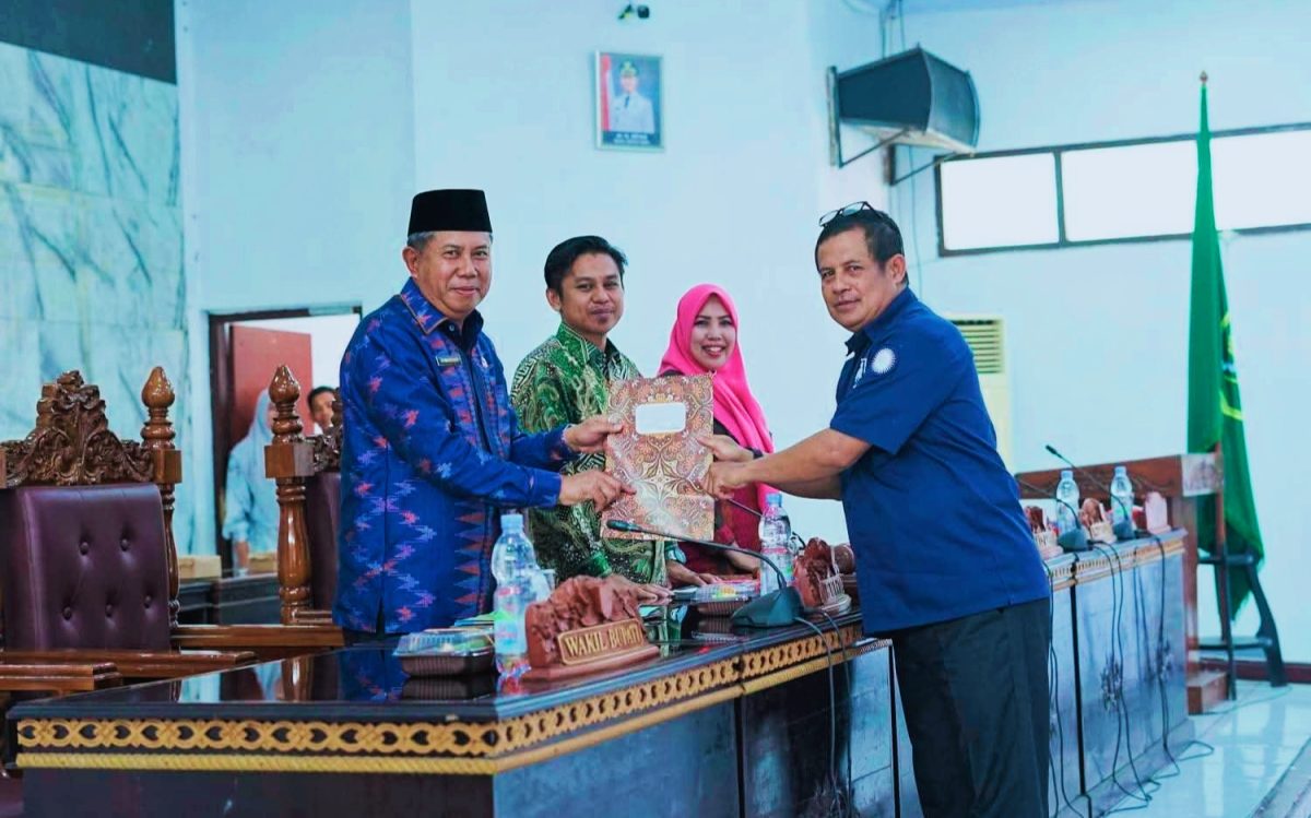 Wakil Ketua DPRD Kabupaten Bima Muhammad Erwin didampingi Wakil Ketua DPRD Murni Suciyanti memimpin Rapat Paripurna penyampaian Pemandangan Umum sembilan fraksi terhadap Raperda tentang Tata Cara Pemilihan, Pengangkatan, dan Pemberhentian Kepala Desa di ruang sidang DPRD Kabupaten Bima, Jumat (17/7/2026).