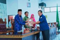 Wakil Ketua DPRD Kabupaten Bima Muhammad Erwin didampingi Wakil Ketua DPRD Murni Suciyanti memimpin Rapat Paripurna penyampaian Pemandangan Umum sembilan fraksi terhadap Raperda tentang Tata Cara Pemilihan, Pengangkatan, dan Pemberhentian Kepala Desa di ruang sidang DPRD Kabupaten Bima, Jumat (17/7/2026).