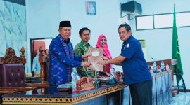 Wakil Ketua DPRD Kabupaten Bima Muhammad Erwin didampingi Wakil Ketua DPRD Murni Suciyanti memimpin Rapat Paripurna penyampaian Pemandangan Umum sembilan fraksi terhadap Raperda tentang Tata Cara Pemilihan, Pengangkatan, dan Pemberhentian Kepala Desa di ruang sidang DPRD Kabupaten Bima, Jumat (17/7/2026).