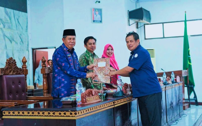 Wakil Ketua DPRD Kabupaten Bima Muhammad Erwin didampingi Wakil Ketua DPRD Murni Suciyanti memimpin Rapat Paripurna penyampaian Pemandangan Umum sembilan fraksi terhadap Raperda tentang Tata Cara Pemilihan, Pengangkatan, dan Pemberhentian Kepala Desa di ruang sidang DPRD Kabupaten Bima, Jumat (17/7/2026).