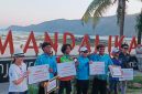 Ketua PSOI NTB Nurbaya Sari bersama Bupati Dompu Bambang Firdaus, jajaran panitia, serta para peraih medali cabang olahraga Selancar PSOI berfoto bersama usai prosesi penyerahan penghargaan pada Porprov XII NTB 2026 di Pantai Tanjung Aan dan Pantai Seger, Lombok Tengah.
