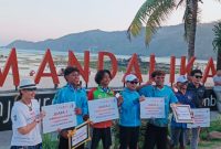 Ketua PSOI NTB Nurbaya Sari bersama Bupati Dompu Bambang Firdaus, jajaran panitia, serta para peraih medali cabang olahraga Selancar PSOI berfoto bersama usai prosesi penyerahan penghargaan pada Porprov XII NTB 2026 di Pantai Tanjung Aan dan Pantai Seger, Lombok Tengah.