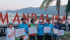 Ketua PSOI NTB Nurbaya Sari bersama Bupati Dompu Bambang Firdaus, jajaran panitia, serta para peraih medali cabang olahraga Selancar PSOI berfoto bersama usai prosesi penyerahan penghargaan pada Porprov XII NTB 2026 di Pantai Tanjung Aan dan Pantai Seger, Lombok Tengah.