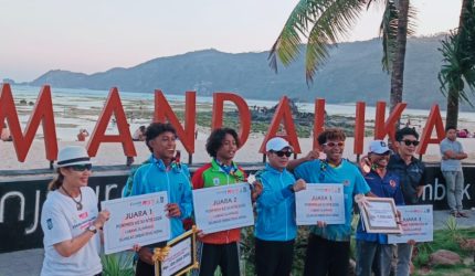 Ketua PSOI NTB Nurbaya Sari bersama Bupati Dompu Bambang Firdaus dan para peraih medali Selancar PSOI usai penyerahan penghargaan pada Porprov XII NTB 2026 di Lombok Tengah.