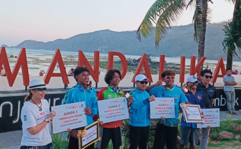 Ketua PSOI NTB Nurbaya Sari bersama Bupati Dompu Bambang Firdaus, jajaran panitia, serta para peraih medali cabang olahraga Selancar PSOI berfoto bersama usai prosesi penyerahan penghargaan pada Porprov XII NTB 2026 di Pantai Tanjung Aan dan Pantai Seger, Lombok Tengah.