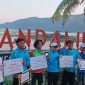 Ketua PSOI NTB Nurbaya Sari bersama Bupati Dompu Bambang Firdaus, jajaran panitia, serta para peraih medali cabang olahraga Selancar PSOI berfoto bersama usai prosesi penyerahan penghargaan pada Porprov XII NTB 2026 di Pantai Tanjung Aan dan Pantai Seger, Lombok Tengah.