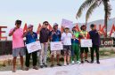 Ketua PSOI NTB Nurbaya Sari didampingi Ketua Panitia Pelaksana, jajaran KONI, dan Sekretaris Daerah saat menyerahkan hadiah kepada para juara cabang olahraga Selancar PSOI pada ajang Porprov XII NTB 2026 di Pantai Tanjung Aan dan Pantai Seger, Lombok Tengah.