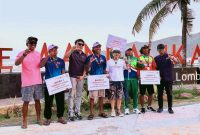 Ketua PSOI NTB Nurbaya Sari didampingi Ketua Panitia Pelaksana, jajaran KONI, dan Sekretaris Daerah saat menyerahkan hadiah kepada para juara cabang olahraga Selancar PSOI pada ajang Porprov XII NTB 2026 di Pantai Tanjung Aan dan Pantai Seger, Lombok Tengah.