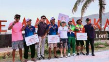 Ketua PSOI NTB Nurbaya Sari didampingi Ketua Panitia Pelaksana, jajaran KONI, dan Sekretaris Daerah saat menyerahkan hadiah kepada para juara cabang olahraga Selancar PSOI pada ajang Porprov XII NTB 2026 di Pantai Tanjung Aan dan Pantai Seger, Lombok Tengah.