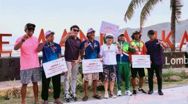 Ketua PSOI NTB Nurbaya Sari didampingi Ketua Panitia Pelaksana, jajaran KONI, dan Sekretaris Daerah saat menyerahkan hadiah kepada para juara cabang olahraga Selancar PSOI pada ajang Porprov XII NTB 2026 di Pantai Tanjung Aan dan Pantai Seger, Lombok Tengah.
