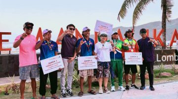 Ketua PSOI NTB Nurbaya Sari didampingi Ketua Panitia Pelaksana, jajaran KONI, dan Sekretaris Daerah saat menyerahkan hadiah kepada para juara cabang olahraga Selancar PSOI pada ajang Porprov XII NTB 2026 di Pantai Tanjung Aan dan Pantai Seger, Lombok Tengah.