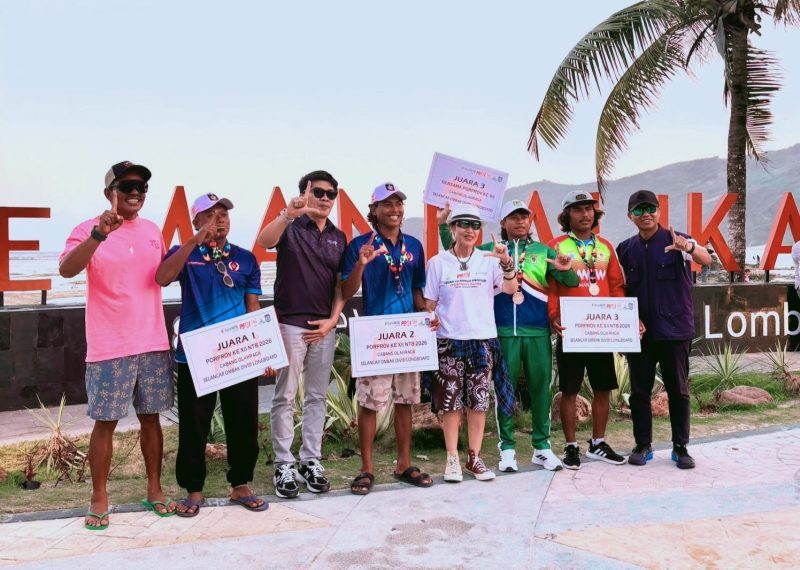 Ketua PSOI NTB Nurbaya Sari didampingi Ketua Panitia Pelaksana, jajaran KONI, dan Sekretaris Daerah saat menyerahkan hadiah kepada para juara cabang olahraga Selancar PSOI pada ajang Porprov XII NTB 2026 di Pantai Tanjung Aan dan Pantai Seger, Lombok Tengah.