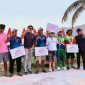 Ketua PSOI NTB Nurbaya Sari didampingi Ketua Panitia Pelaksana, jajaran KONI, dan Sekretaris Daerah saat menyerahkan hadiah kepada para juara cabang olahraga Selancar PSOI pada ajang Porprov XII NTB 2026 di Pantai Tanjung Aan dan Pantai Seger, Lombok Tengah.
