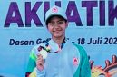 Atlet Renang Kota Mataram, Laras Ajeng Nareswari, menerima Medali usai memecahkan Dua Rekor Porprov NTB 2026 pada cabang olahraga Aquatik di Kolam Renang Dewi Anjani, Lombok Barat.
