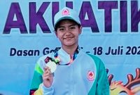 Atlet Renang Kota Mataram, Laras Ajeng Nareswari, menerima Medali usai memecahkan Dua Rekor Porprov NTB 2026 pada cabang olahraga Aquatik di Kolam Renang Dewi Anjani, Lombok Barat.