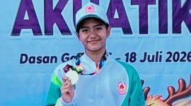 Atlet Renang Kota Mataram, Laras Ajeng Nareswari, menerima Medali usai memecahkan Dua Rekor Porprov NTB 2026 pada cabang olahraga Aquatik di Kolam Renang Dewi Anjani, Lombok Barat.