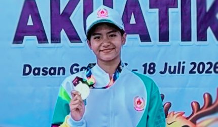Laras Ajeng Nareswari atlet Kota Mataram memecahkan dua rekor Porprov NTB 2026 pada cabang olahraga Aquatik di Kolam Renang Dewi Anjani Lombok Barat.