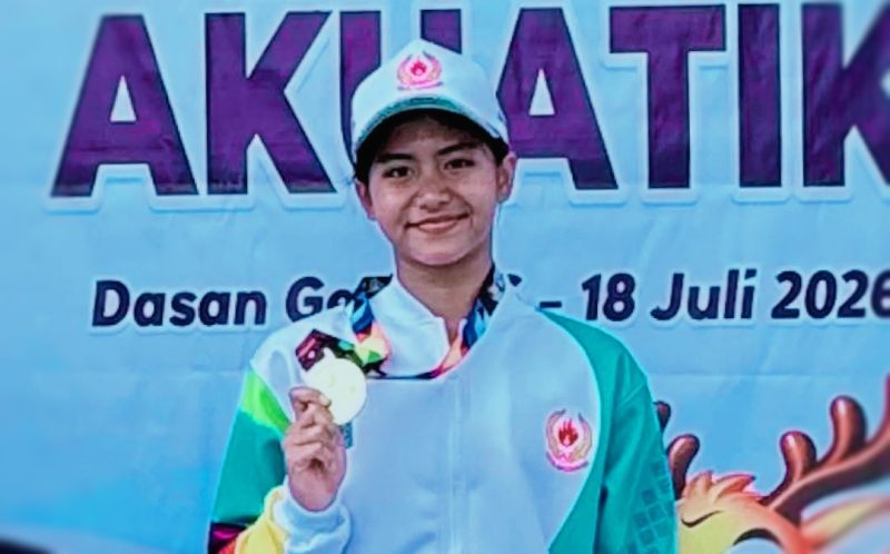 Atlet Renang Kota Mataram, Laras Ajeng Nareswari, menerima Medali usai memecahkan Dua Rekor Porprov NTB 2026 pada cabang olahraga Aquatik di Kolam Renang Dewi Anjani, Lombok Barat.