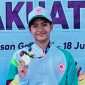 Atlet Renang Kota Mataram, Laras Ajeng Nareswari, menerima Medali usai memecahkan Dua Rekor Porprov NTB 2026 pada cabang olahraga Aquatik di Kolam Renang Dewi Anjani, Lombok Barat.