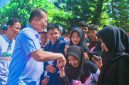 Terlihat Gubernur NTB Dr. H. Lalu Muhamad Iqbal menyapa dan bersalaman dengan para Siswa saat mengunjungi salah satu Sekolah di Nusa Tenggara Barat (NTB). Kunjungan tersebut mencerminkan komitmen Pemerintah Provinsi NTB dalam mendukung peningkatan kualitas Pendidikan serta menyukseskan Program Makan Bergizi Gratis (MBG) bagi peserta Didik.