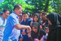 Terlihat Gubernur NTB Dr. H. Lalu Muhamad Iqbal menyapa dan bersalaman dengan para Siswa saat mengunjungi salah satu Sekolah di Nusa Tenggara Barat (NTB). Kunjungan tersebut mencerminkan komitmen Pemerintah Provinsi NTB dalam mendukung peningkatan kualitas Pendidikan serta menyukseskan Program Makan Bergizi Gratis (MBG) bagi peserta Didik.