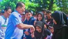 Terlihat Gubernur NTB Dr. H. Lalu Muhamad Iqbal menyapa dan bersalaman dengan para Siswa saat mengunjungi salah satu Sekolah di Nusa Tenggara Barat (NTB). Kunjungan tersebut mencerminkan komitmen Pemerintah Provinsi NTB dalam mendukung peningkatan kualitas Pendidikan serta menyukseskan Program Makan Bergizi Gratis (MBG) bagi peserta Didik.