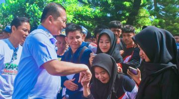 Terlihat Gubernur NTB Dr. H. Lalu Muhamad Iqbal menyapa dan bersalaman dengan para Siswa saat mengunjungi salah satu Sekolah di Nusa Tenggara Barat (NTB). Kunjungan tersebut mencerminkan komitmen Pemerintah Provinsi NTB dalam mendukung peningkatan kualitas Pendidikan serta menyukseskan Program Makan Bergizi Gratis (MBG) bagi peserta Didik.